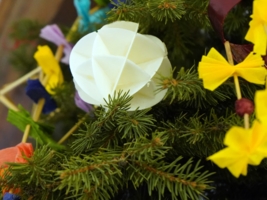 na zdjęciu dekoracja "świat" wykonana z opłatka